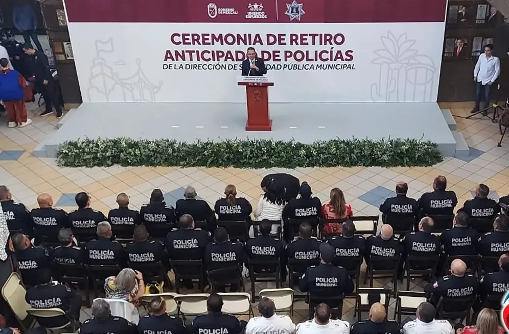 La ceremonia reconoce el servicio de los agentes, que se retiran con beneficios.