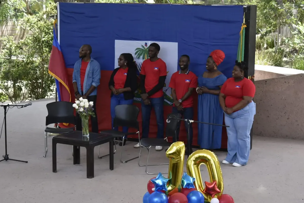 La comunidad haitiana enfrenta obstáculos en su adaptación laboral y lingüística en Tijuana, celebrando su décimo aniversario.