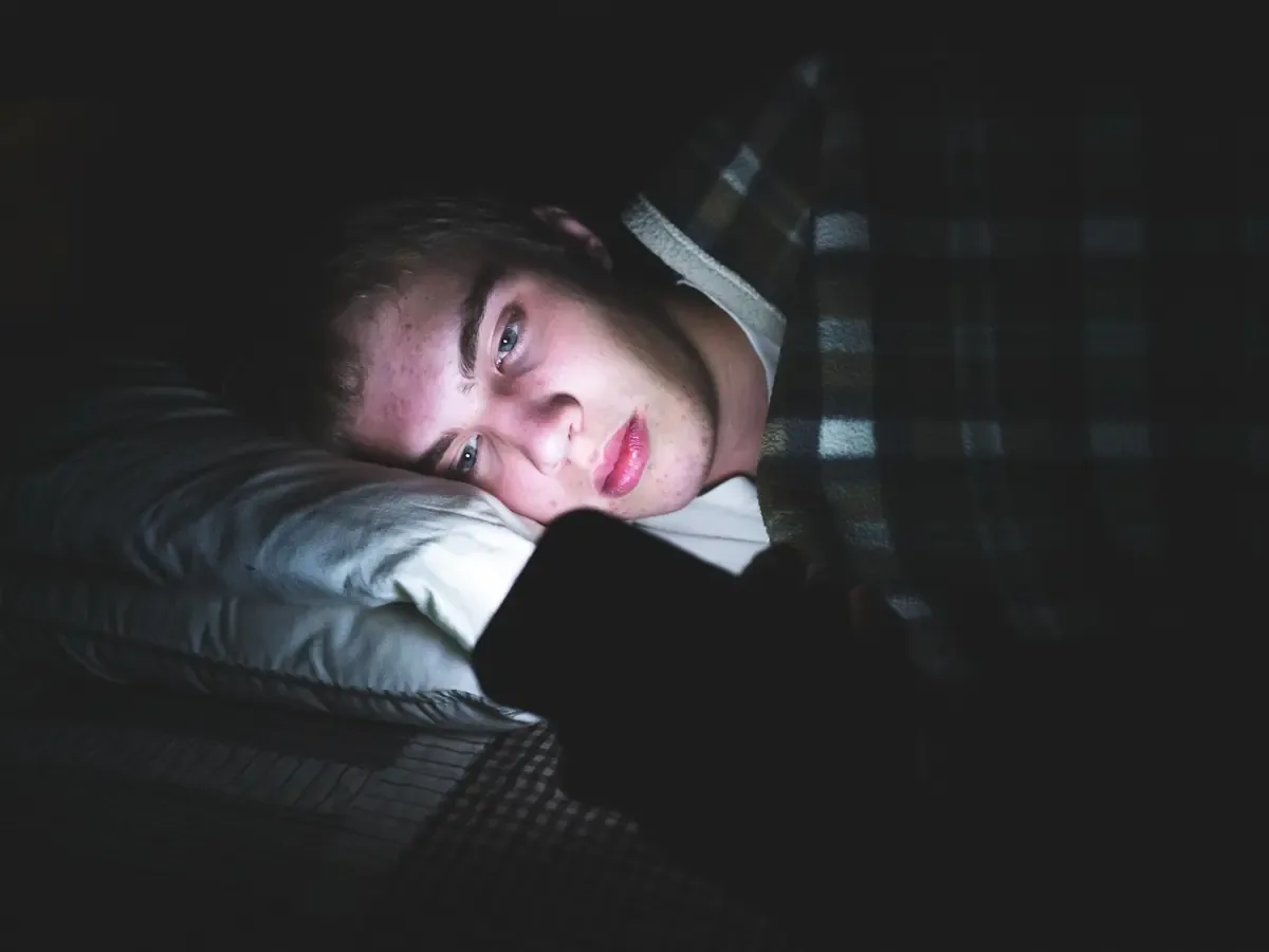 Un estudio revela quiénes son los adolescentes más propensos a los desafíos virales y su relación con el uso de redes sociales.