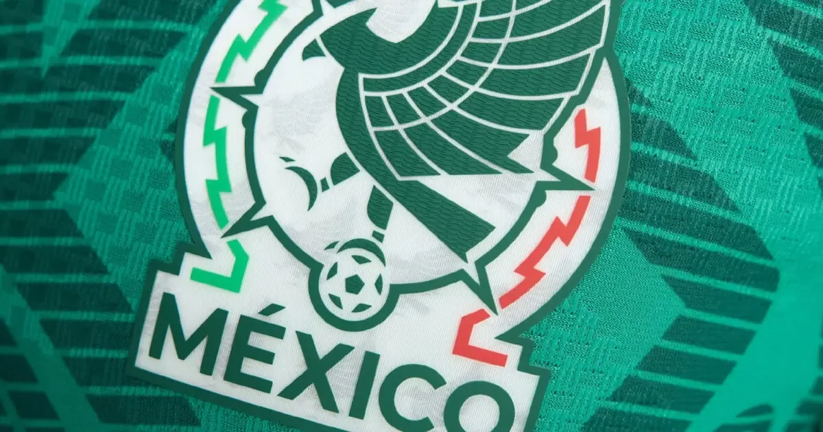 La Selección Nacional de México informa sobre el retraso del partido por condiciones meteorológicas adversas.