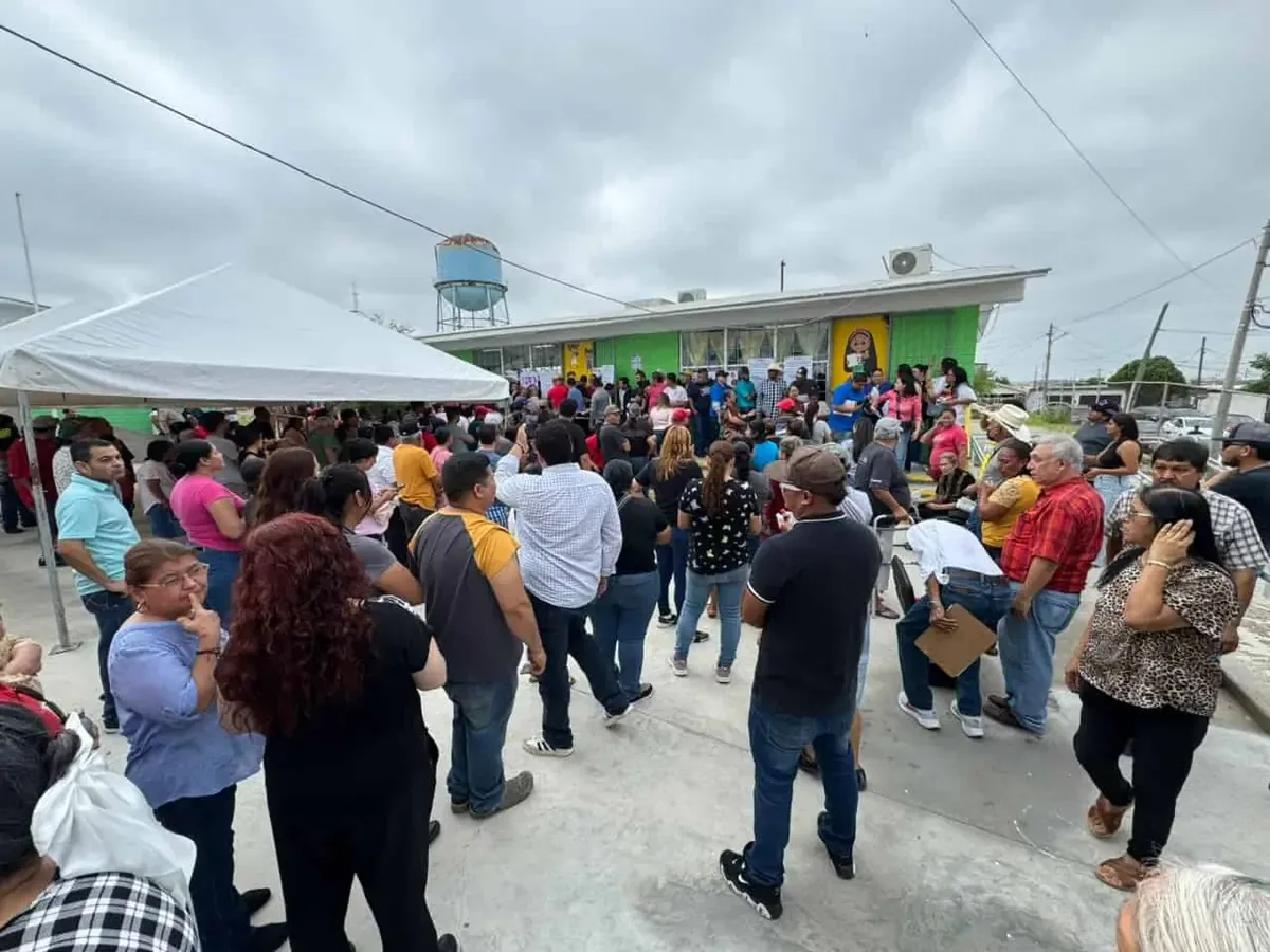 La falta de funcionarios afecta la jornada electoral en la ciudad, causando molestias a votantes.