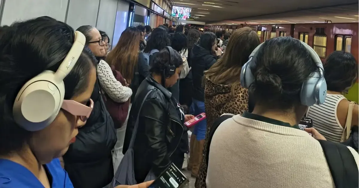 Usuarios reportan esperas de hasta 15 minutos tras la retirada de una unidad.