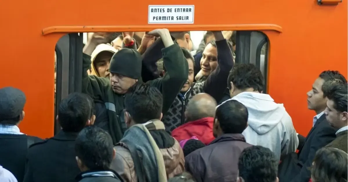 Los pasajeros reportan tiempos de espera prolongados y alta afluencia en varias líneas del Metro de la Ciudad de México.