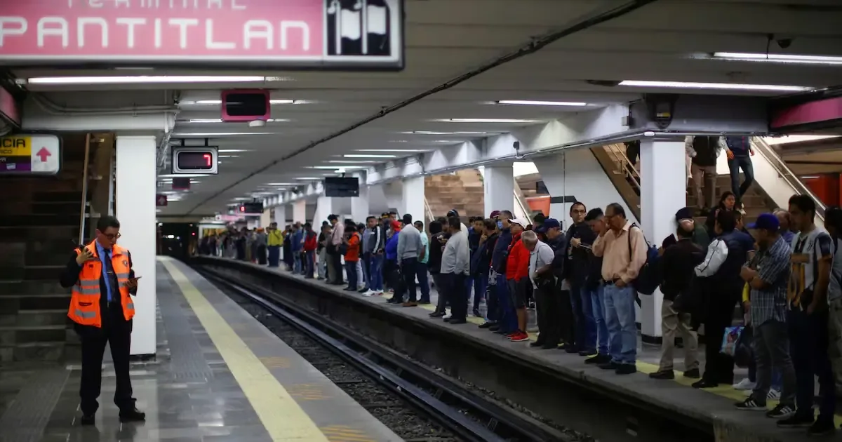 Las lluvias y protestas generan demoras significativas en el transporte público de la Ciudad de México.