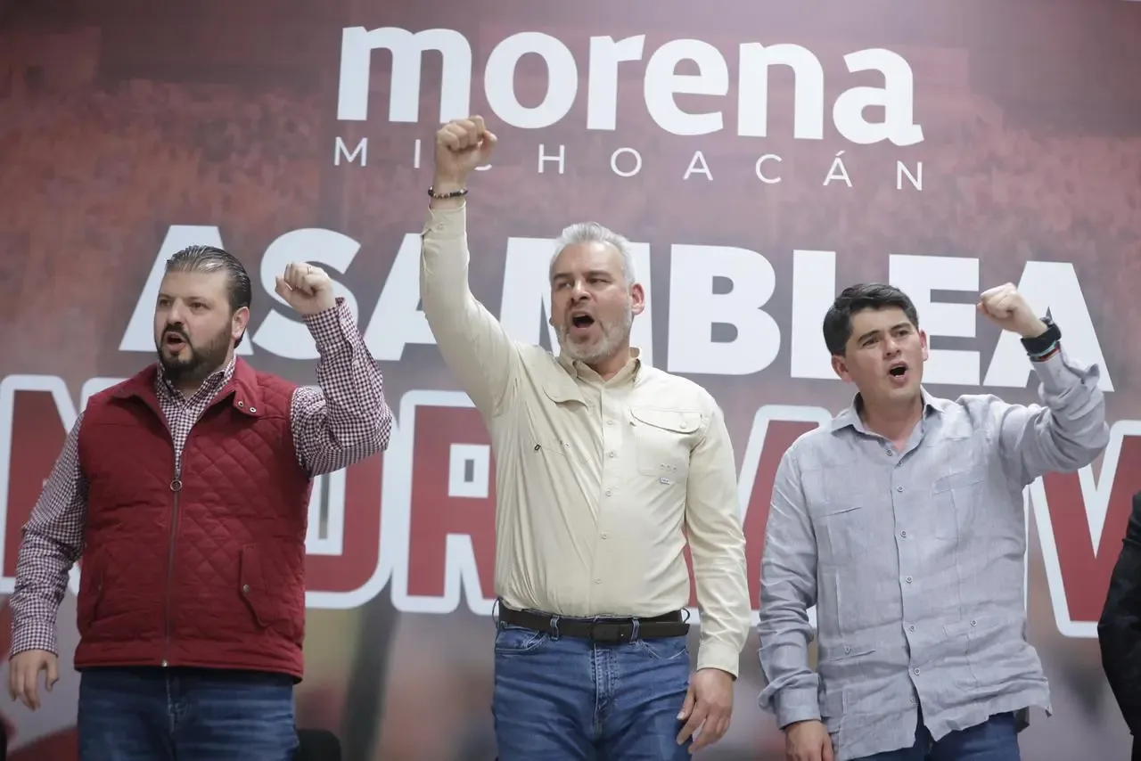 Reunión de Alfredo Ramírez Bedolla con militantes de Morena en Zitácuaro.
