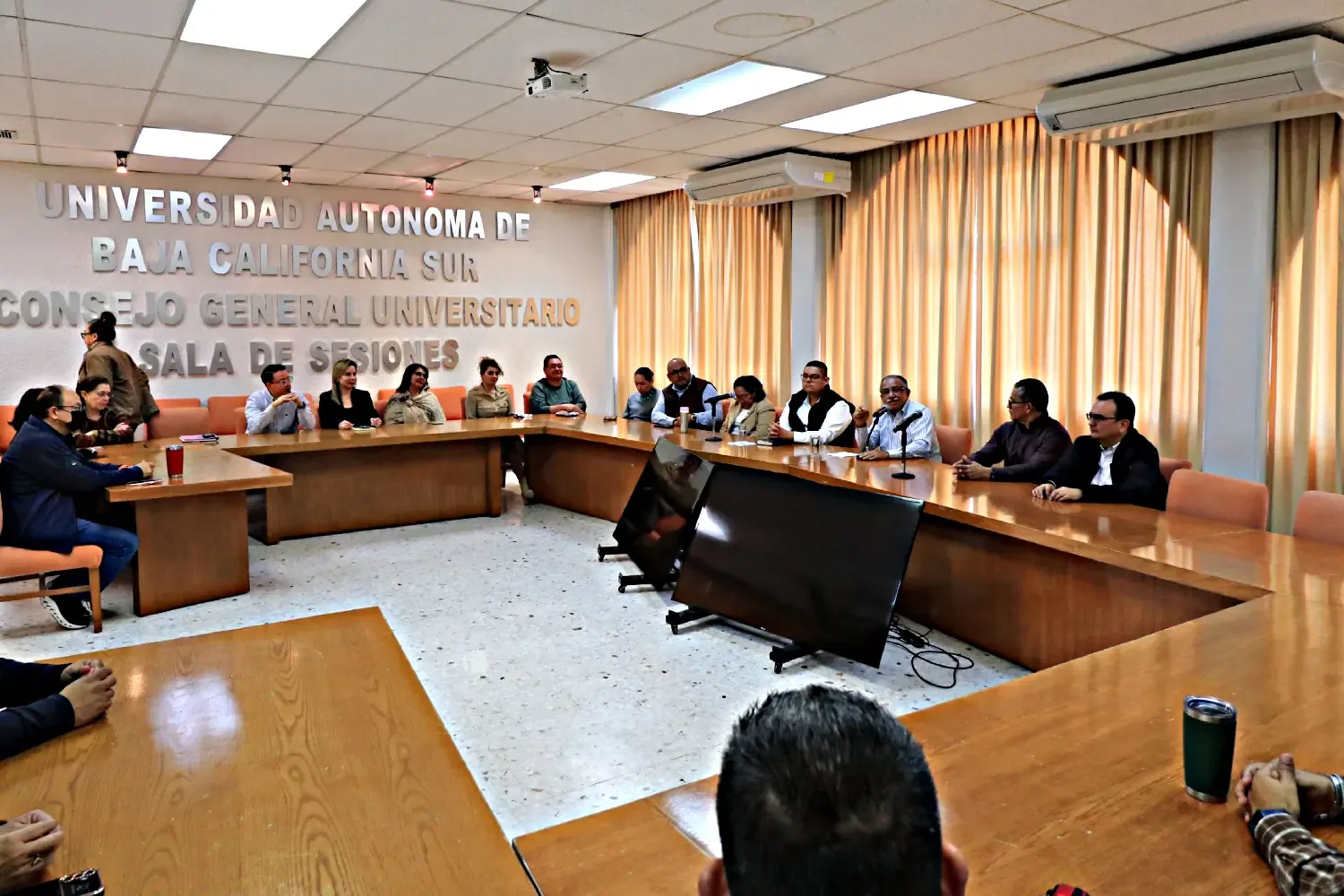 Reunión de autoridades universitarias en la UABCS para el regreso a clases.