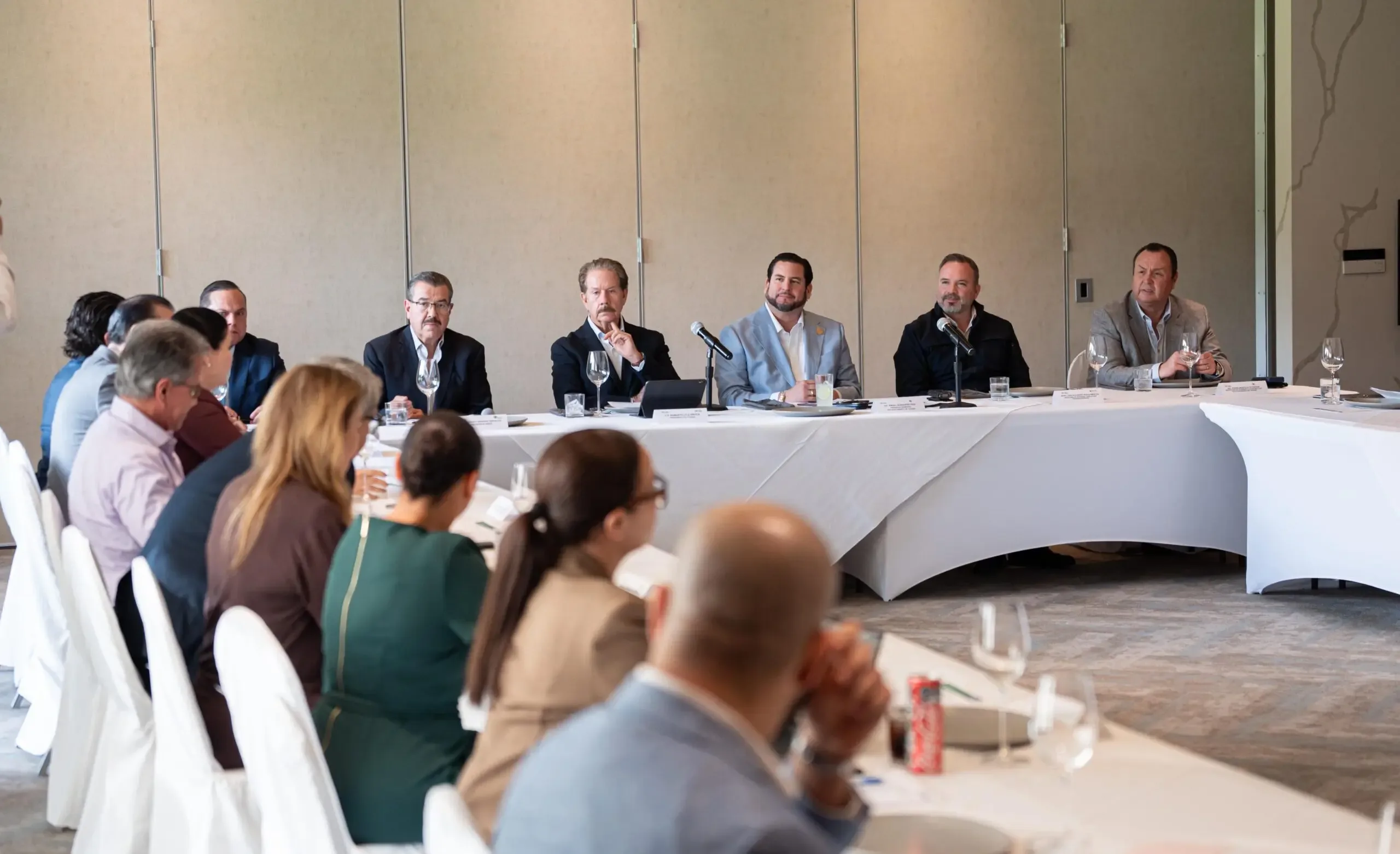 Reunión del alcalde Ismael Burgueño con empresarios sobre seguridad en Tijuana.