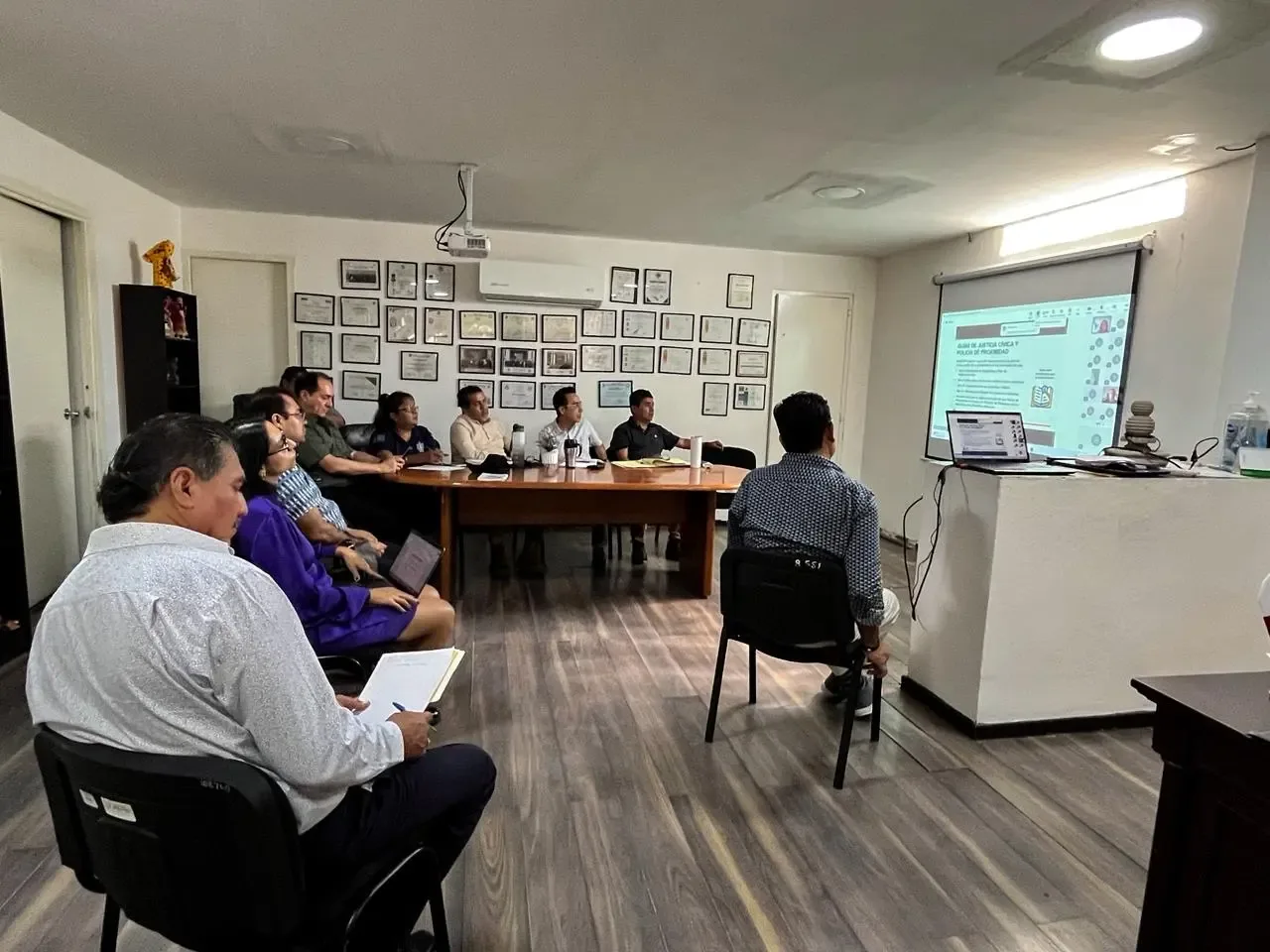 Reunión virtual para fortalecer la Policía de Acapulco entre autoridades.