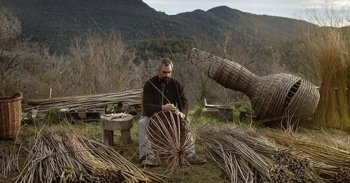 La tradición de la cestería en Cataluña revive a través de nuevas expresiones artísticas.
