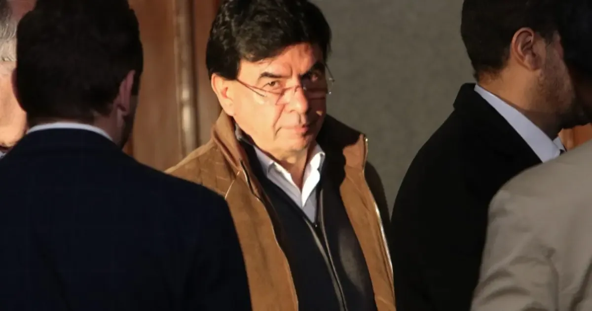 Revelaciones sobre sus decisiones y vínculos inmobiliarios ponen en jaque su posición.