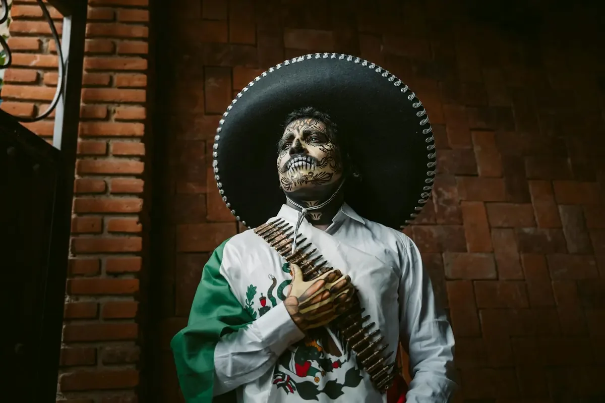 Investigación de NYT destaca la supuesta colaboración entre funcionarios y el cártel, intensificando las preocupaciones sobre la corrupción en Sinaloa.