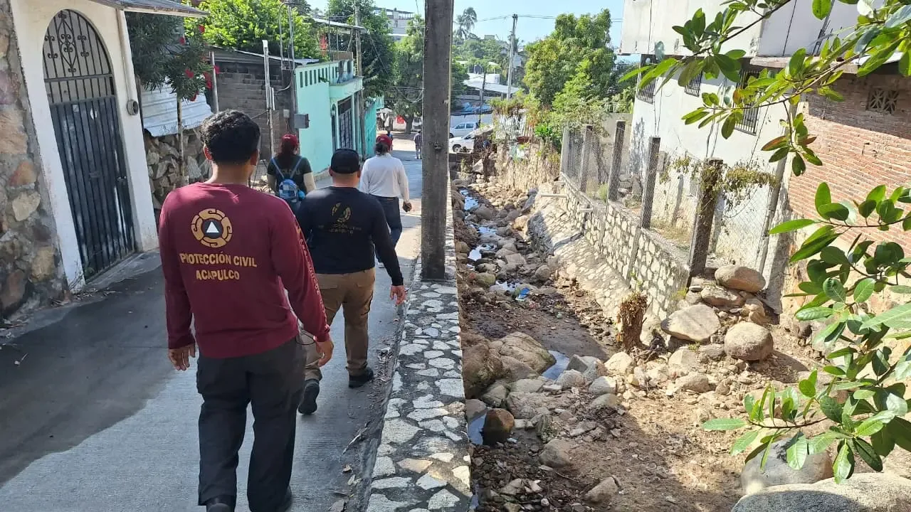 "Revisión de cauces pluviales en Acapulco para prevenir inundaciones."