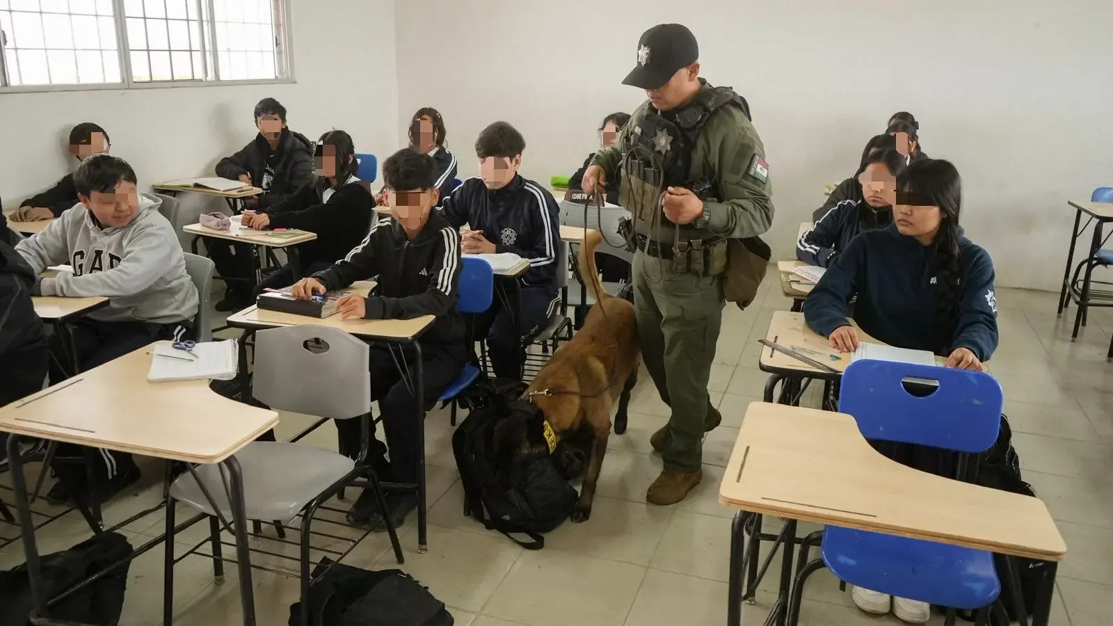 Revisión de mochilas en la Escuela Secundaria Técnica No. 54 en Tijuana.
