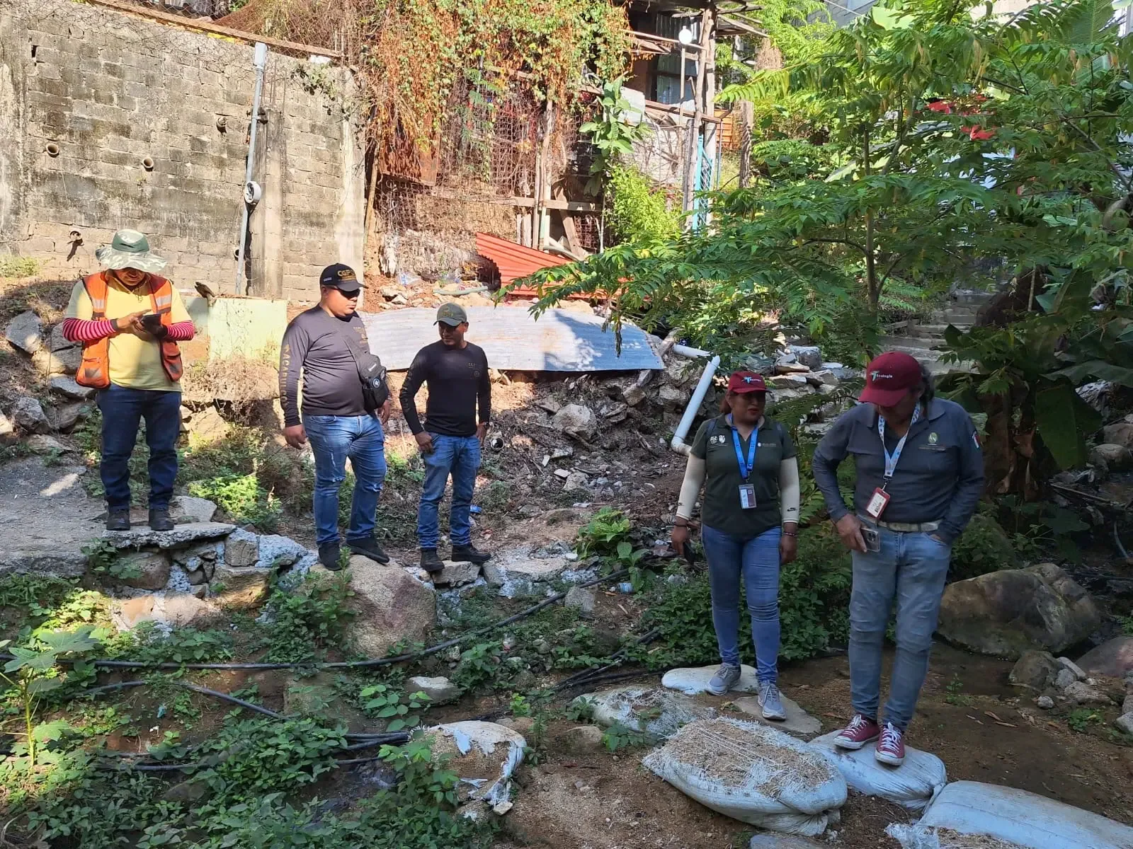 Revisión de presas en Acapulco por parte de personal de Protección Civil.