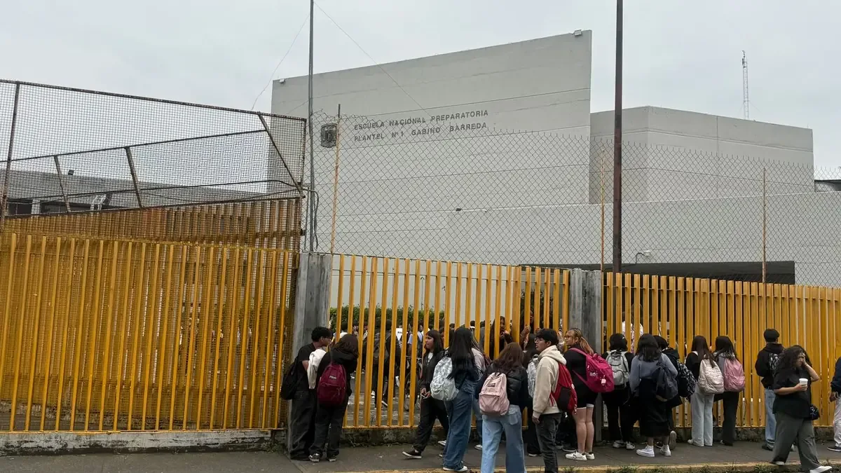 Un alumno fue lesionado en la Preparatoria 1 de la UNAM durante una riña, generando alerta entre las familias.