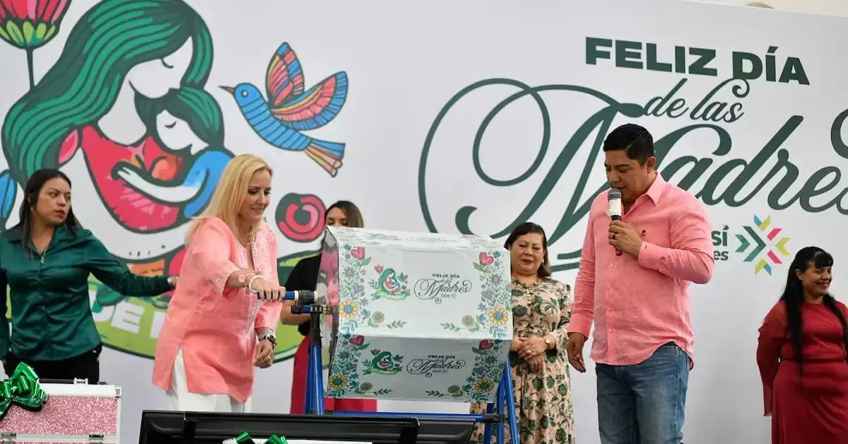 El gobernador anunció programas de salud, pensiones y créditos para mejorar la vida de las mujeres en el estado.