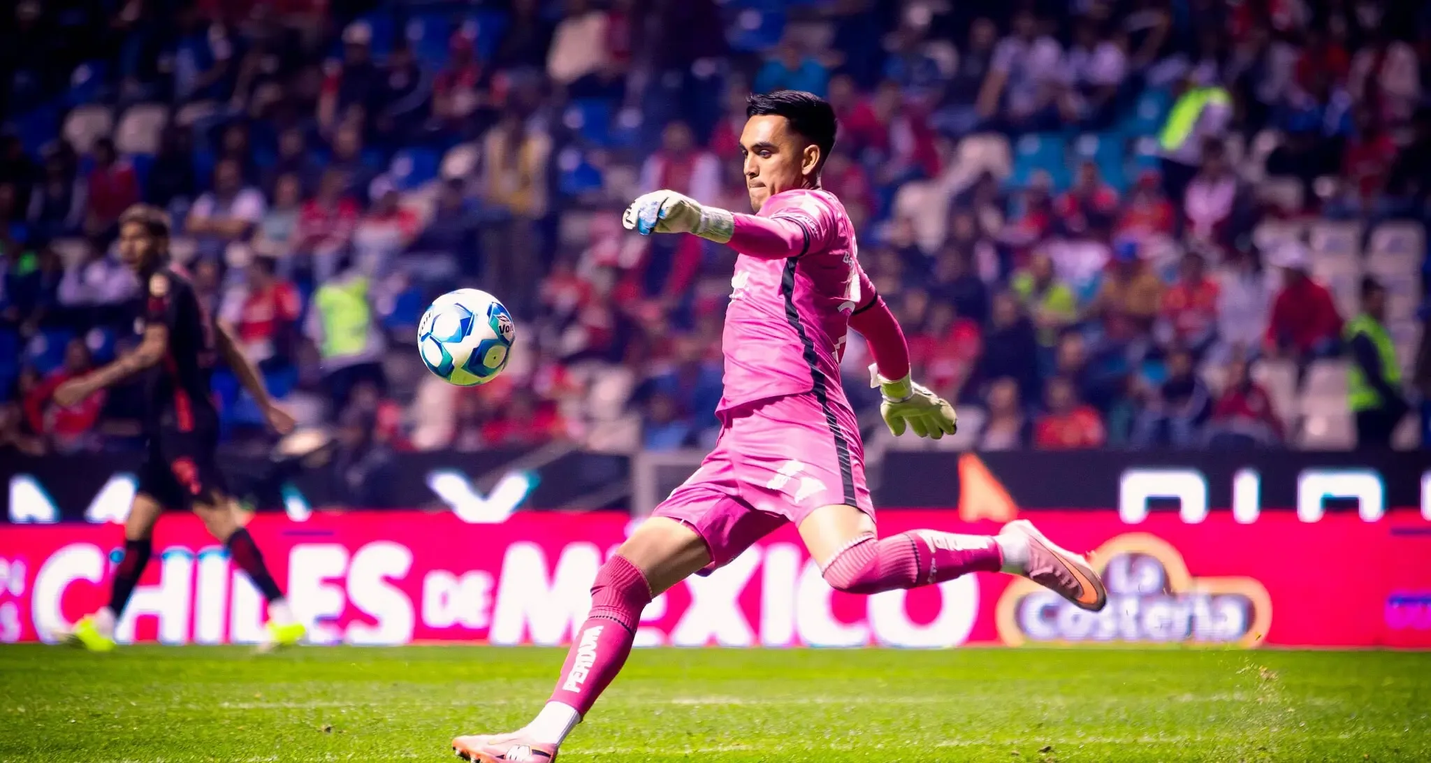 Ricardo Gutiérrez destaca al atajar un penalti crucial en el partido.