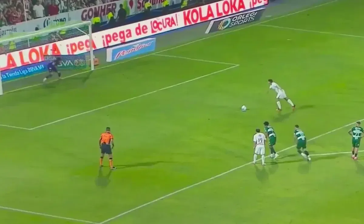 Ricardo Marín anotó un penalti clave para el Guadalajara en su visita a Santos, buscando mejorar su posición en la liga.