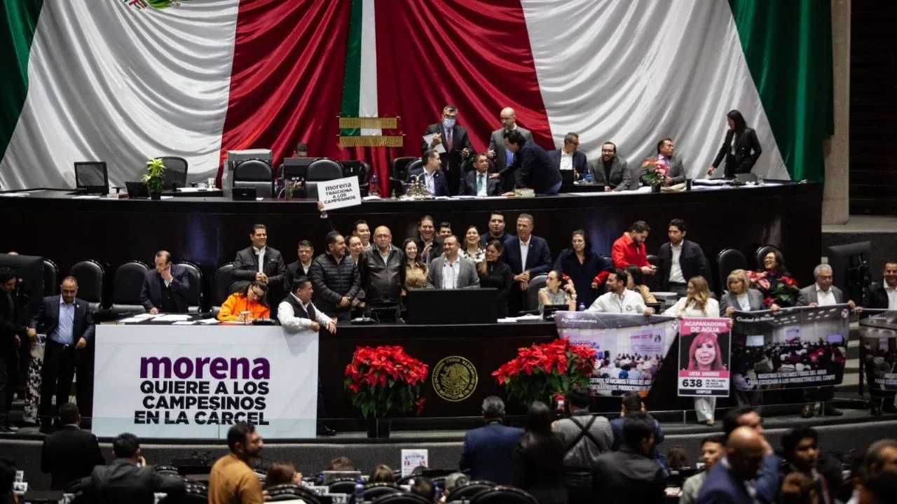"Ricardo Monreal discute la postura de Morena sobre los plurinominales."