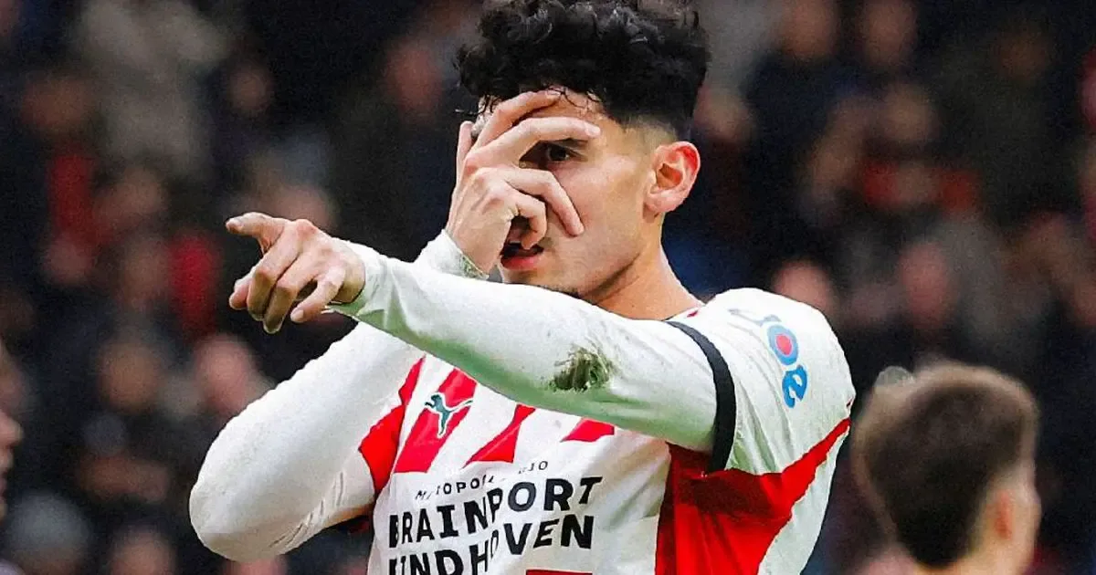 Ricardo Pepi en acción con el PSV durante un partido en los Países Bajos.