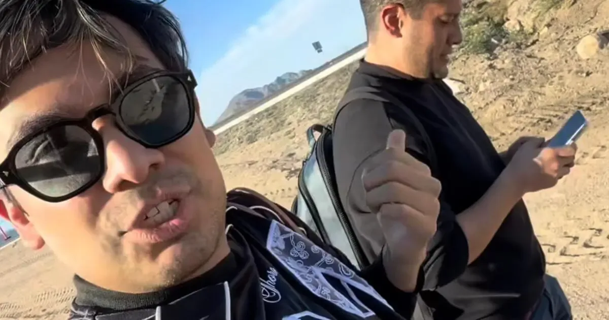 Ricardo Peralta y César Doroteo tras el incendio de su camioneta en Baja California.