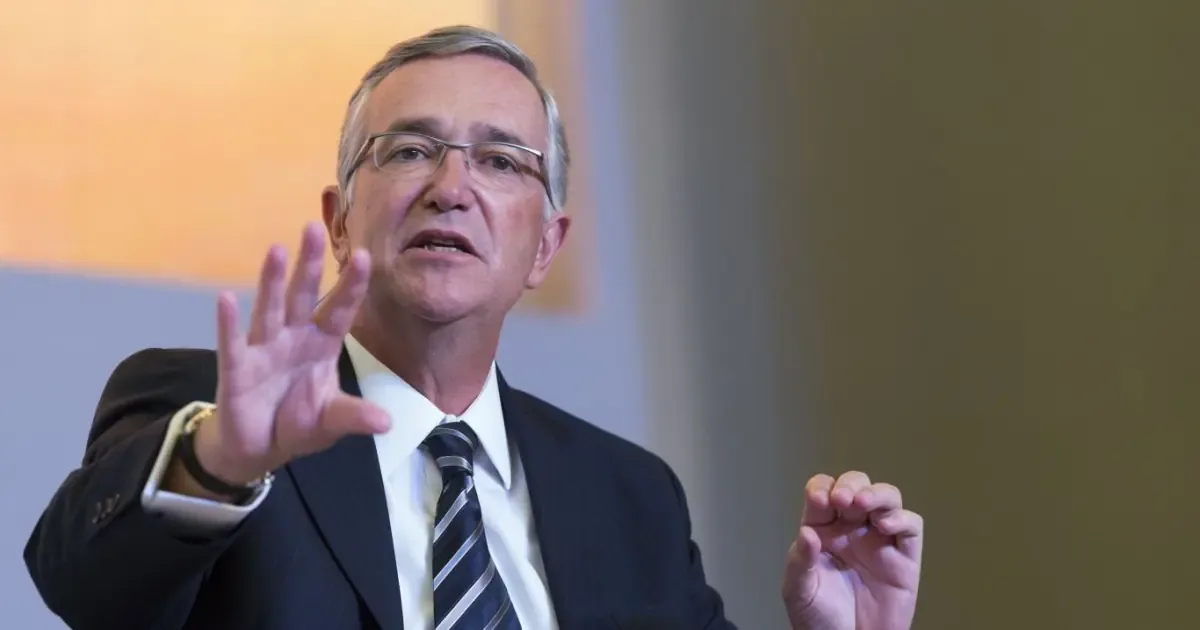 Ricardo Salinas Pliego confirma que solo coincidió una vez con Epstein y expresa vergüenza por su relación con el ex presidente.