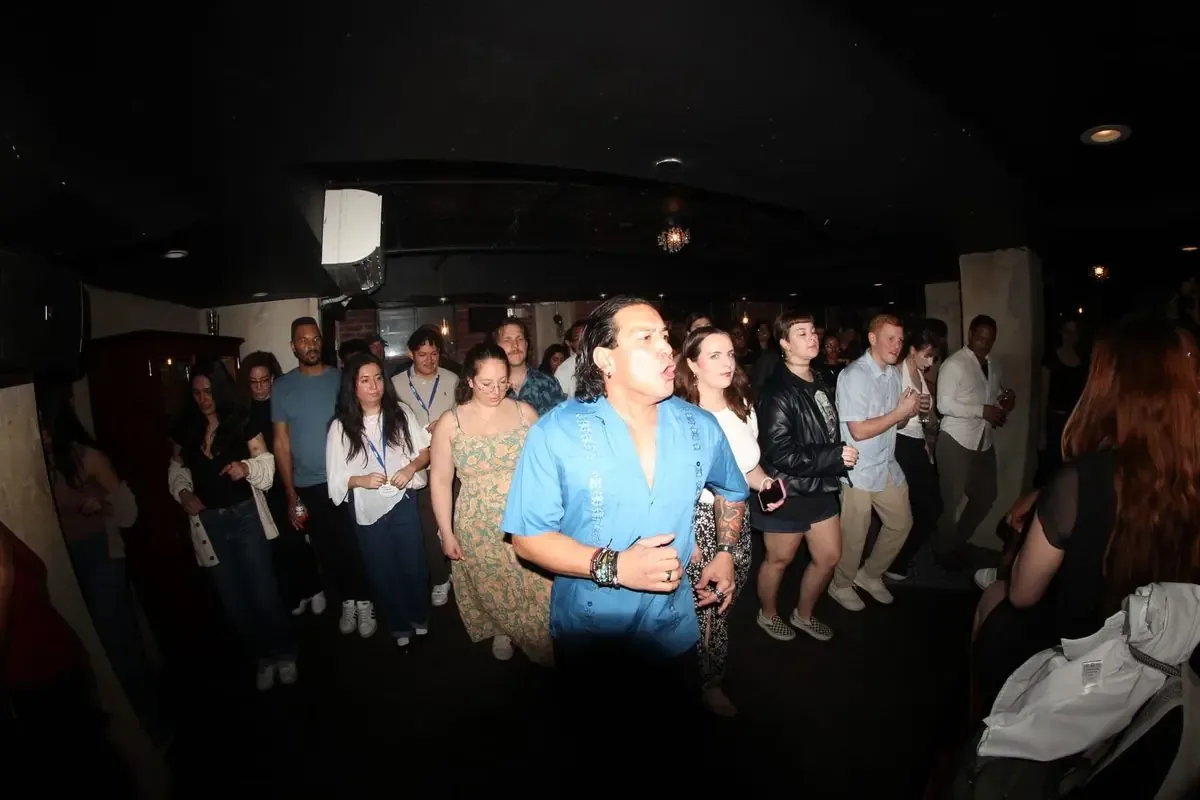 Ricardo transforma su pasión por el baile en un refugio cultural.