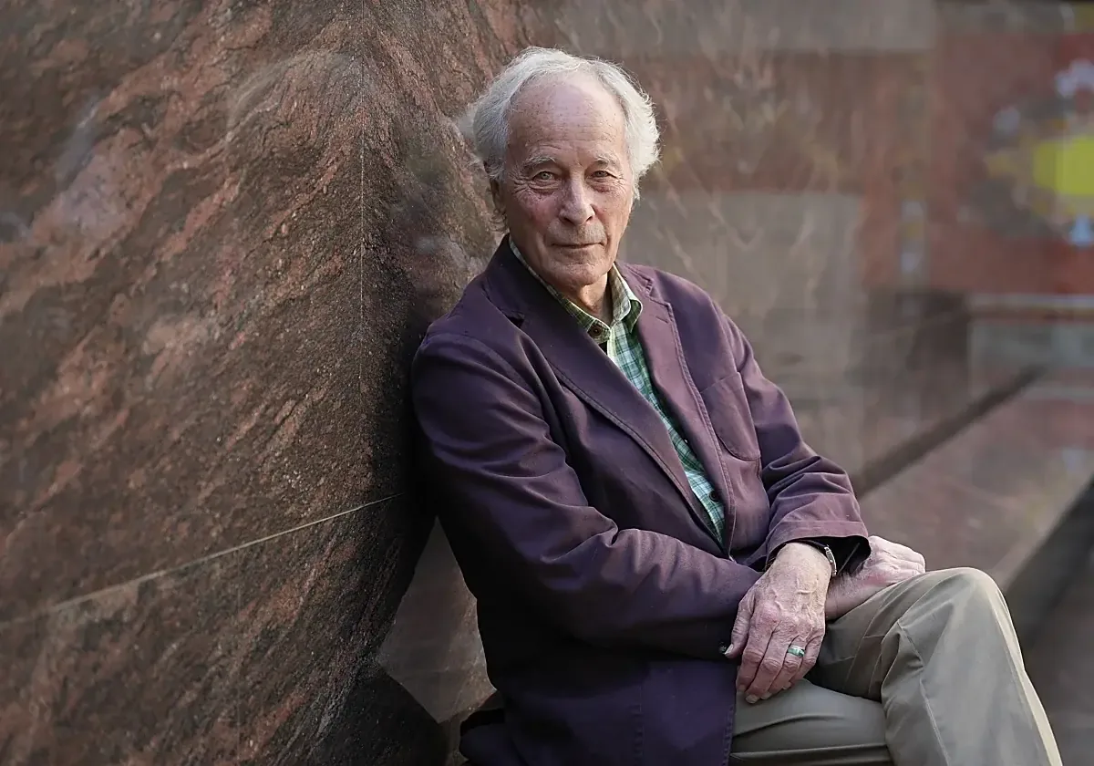 El autor destaca la responsabilidad de los escritores en tiempos difíciles.
