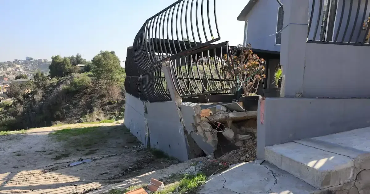 Autoridades de Protección Civil advierten sobre el peligro en Tijuana tras deslizamientos recientes.
