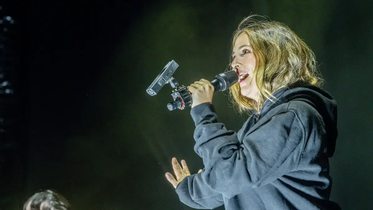 La cantante compartió la noticia con su público en Madrid, emocionando a sus seguidores.