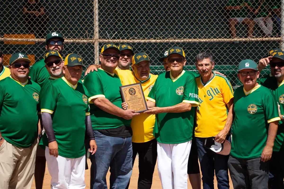 Pedro Inzunza, destacado entrenador, fue reconocido por su labor en el béisbol infantil y juvenil.
