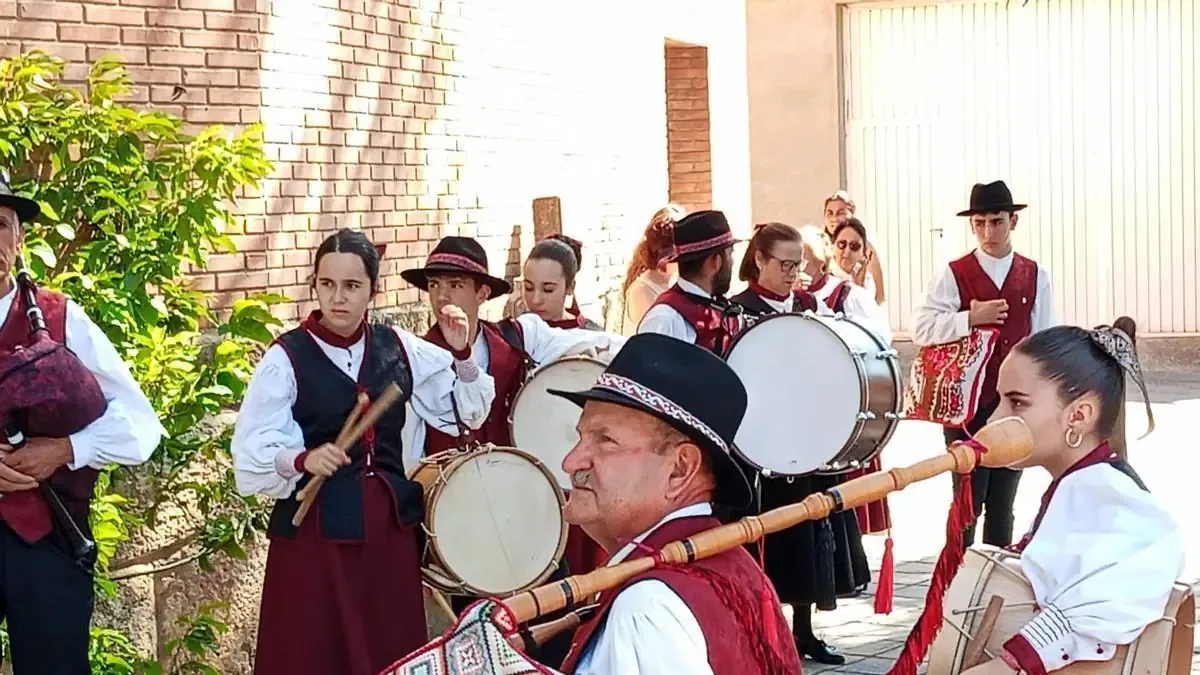La parroquia revive sus festividades al ritmo de danzas y convivencia comunitaria en la temporada veraniega.