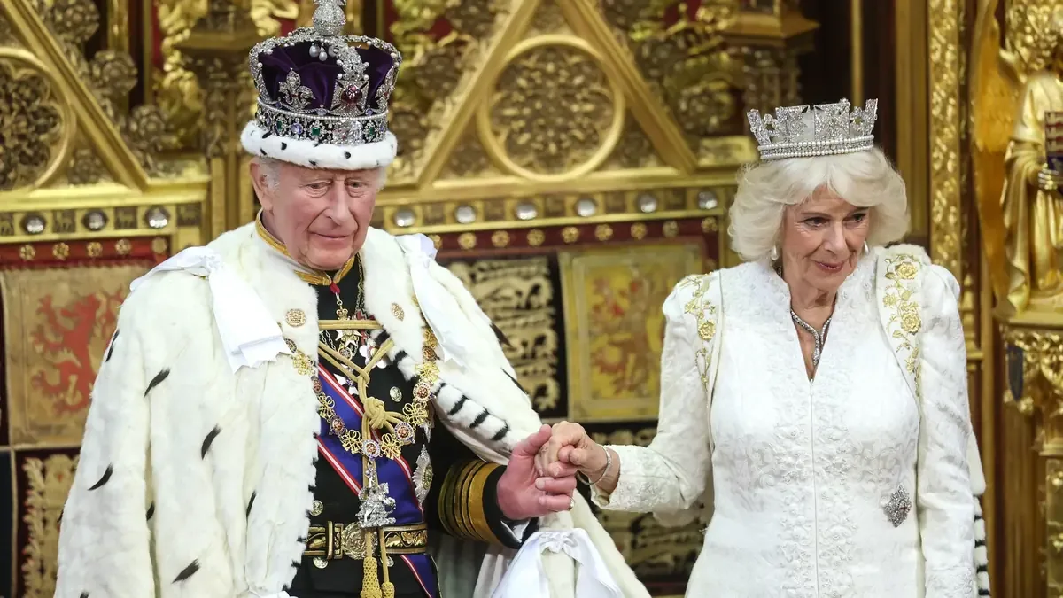 La ceremonia destacó la tradición monárquica y la relevancia de los símbolos históricos en Westminster.