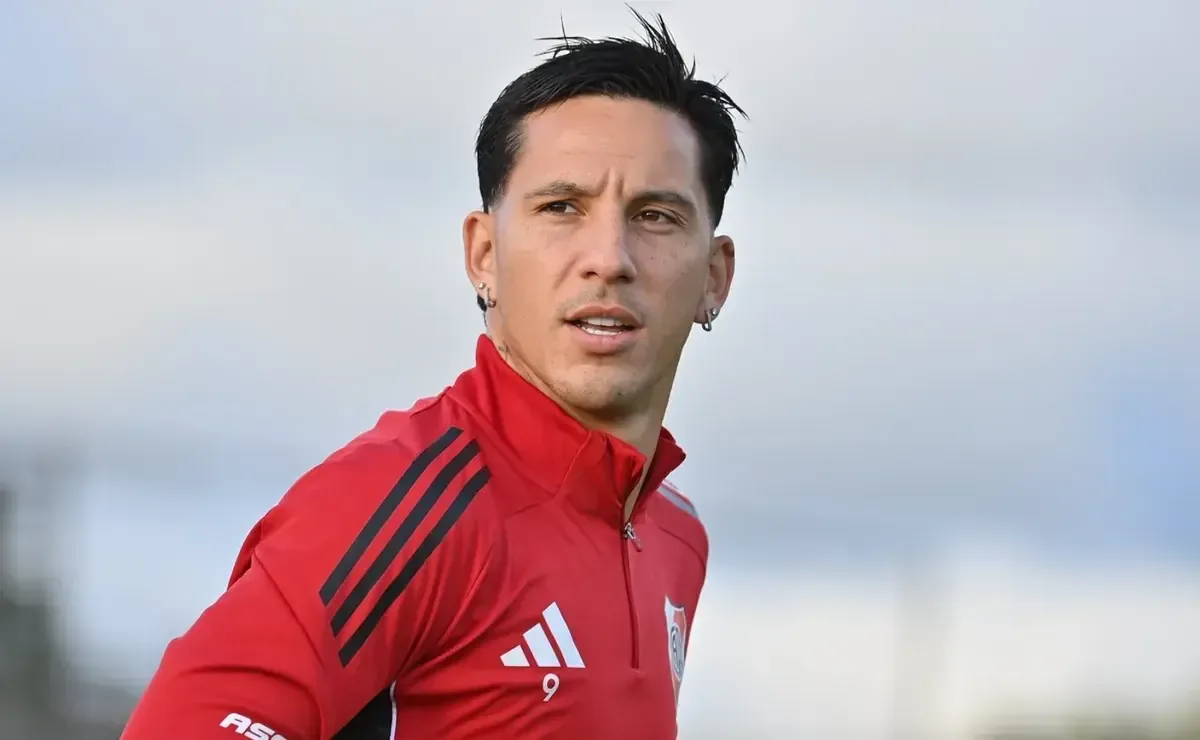 River se prepara para enfrentar a Boca en el Monumental, con detalles sobre el césped y jugadores ausentes.