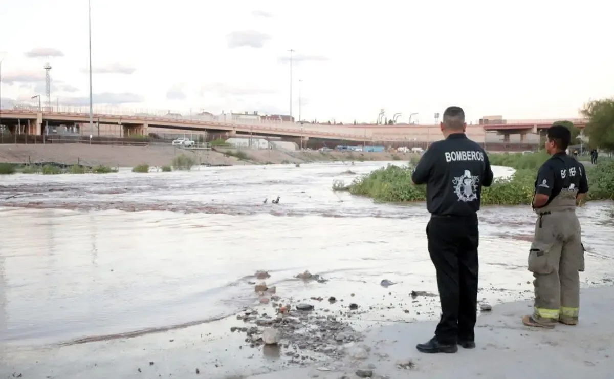 La crecida del Río Bravo en Ciudad Juárez obliga al cierre de avenidas y activación de operativos de seguridad.