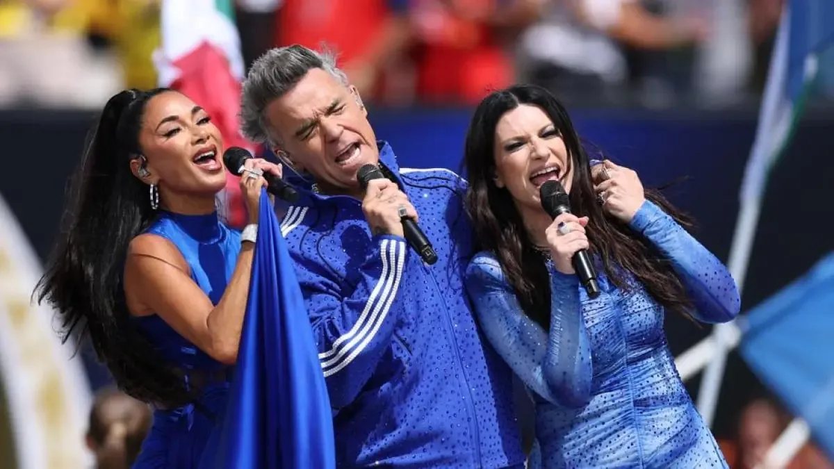 El cantante británico se disculpó tras un extraño incidente en televisión.