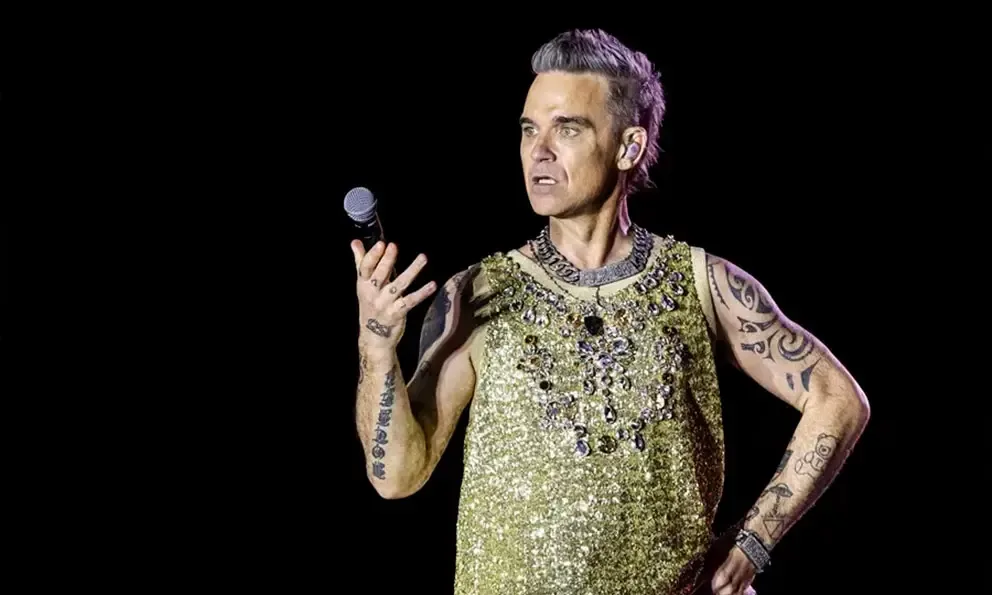 Robbie Williams celebra su récord en la Official Charts Company por su álbum 'Britpop'.