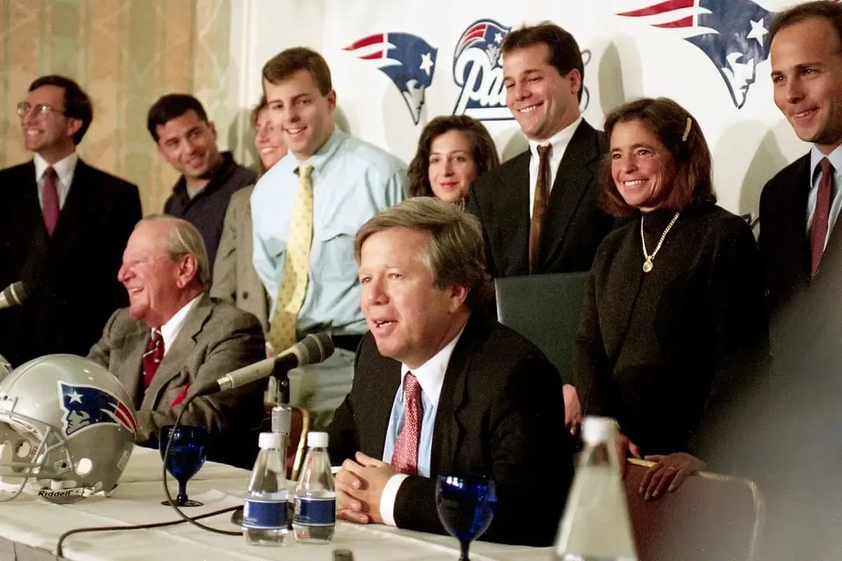 "Robert Kraft rodeado de sus hijos durante una conferencia de prensa de los Patriots."