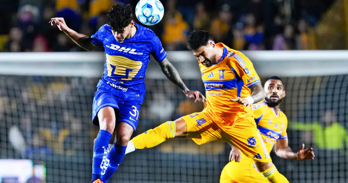 Robert Morales celebra su gol en el triunfo de Pumas sobre Tigres en el Volcán.