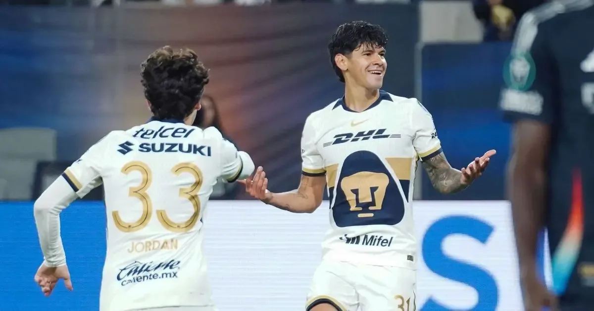 Robert Morales celebra su golazo de chilena en la Liga de Campeones de la Concacaf.
