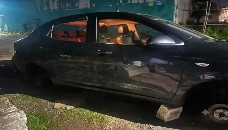 Un vehículo fue vandalizado y desvalijado en una zona conocida, afectando a una familia.