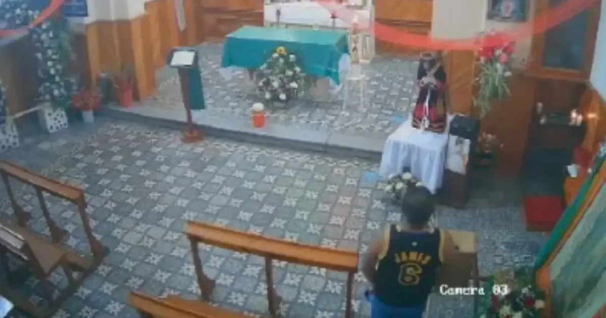 La captura del robo en una iglesia provoca indignación entre feligreses y usuarios de redes sociales.