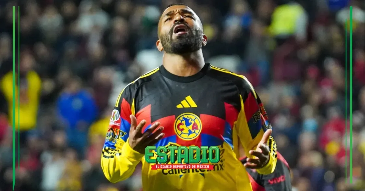 Rodrigo Aguirre durante un partido con el Club América.