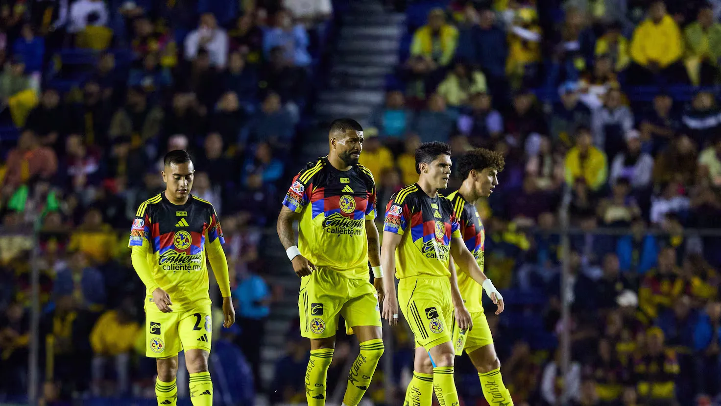 Rodrigo Aguirre en acciones durante un partido con América antes de posibles negociaciones.