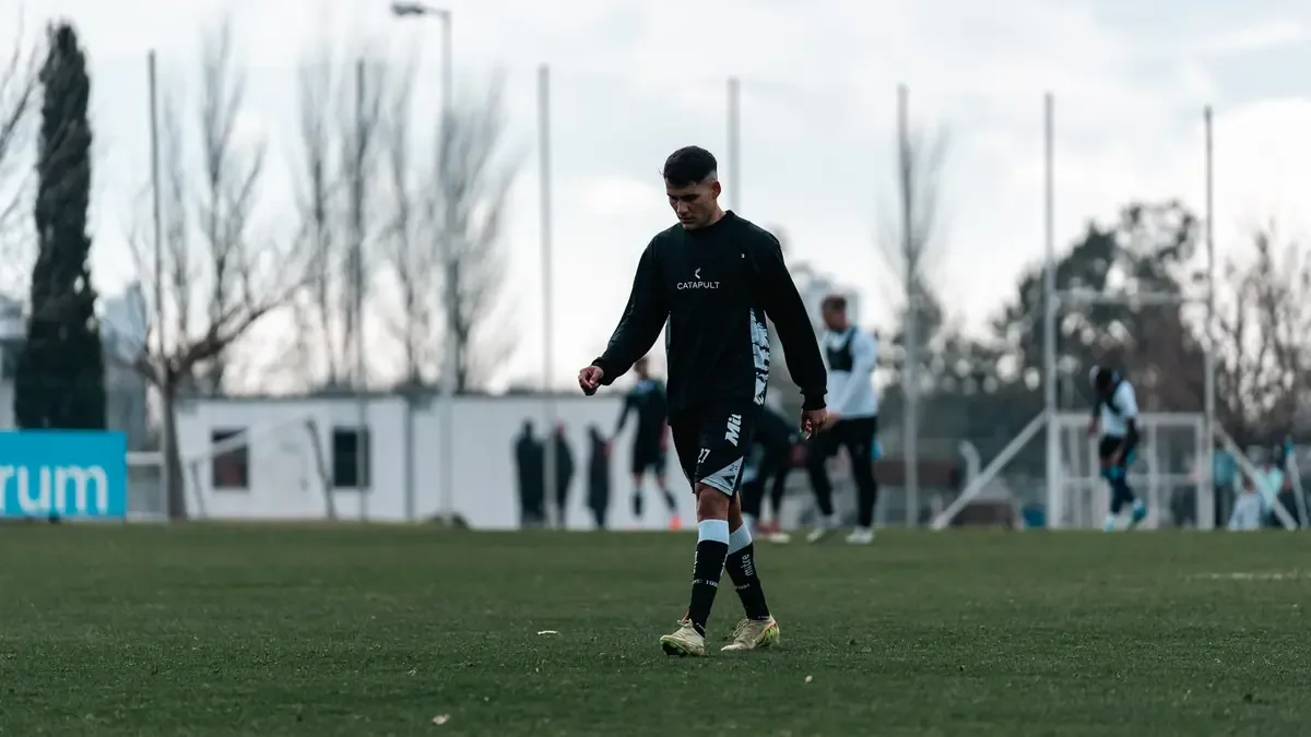 El lateral mexicano vuelve a jugar en un amistoso contra el Hamburgo tras una larga recuperación.