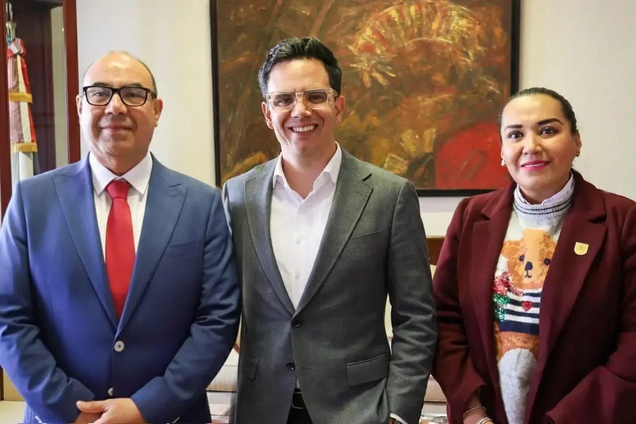 Rodrigo Reyes y Ángel Román Gutiérrez durante su reunión sobre el programa educativo.
