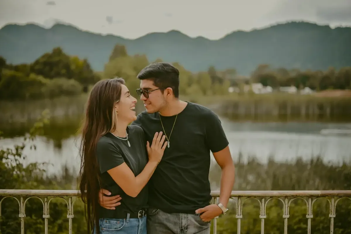 El actor se muestra positivo ante las reacciones en redes sociales sobre su diferencia de edad con su nueva pareja.
