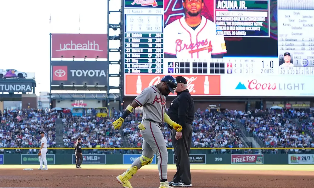 Ronald Acuña Jr., estrella de los Braves, sufre una distensión y no jugará temporalmente.