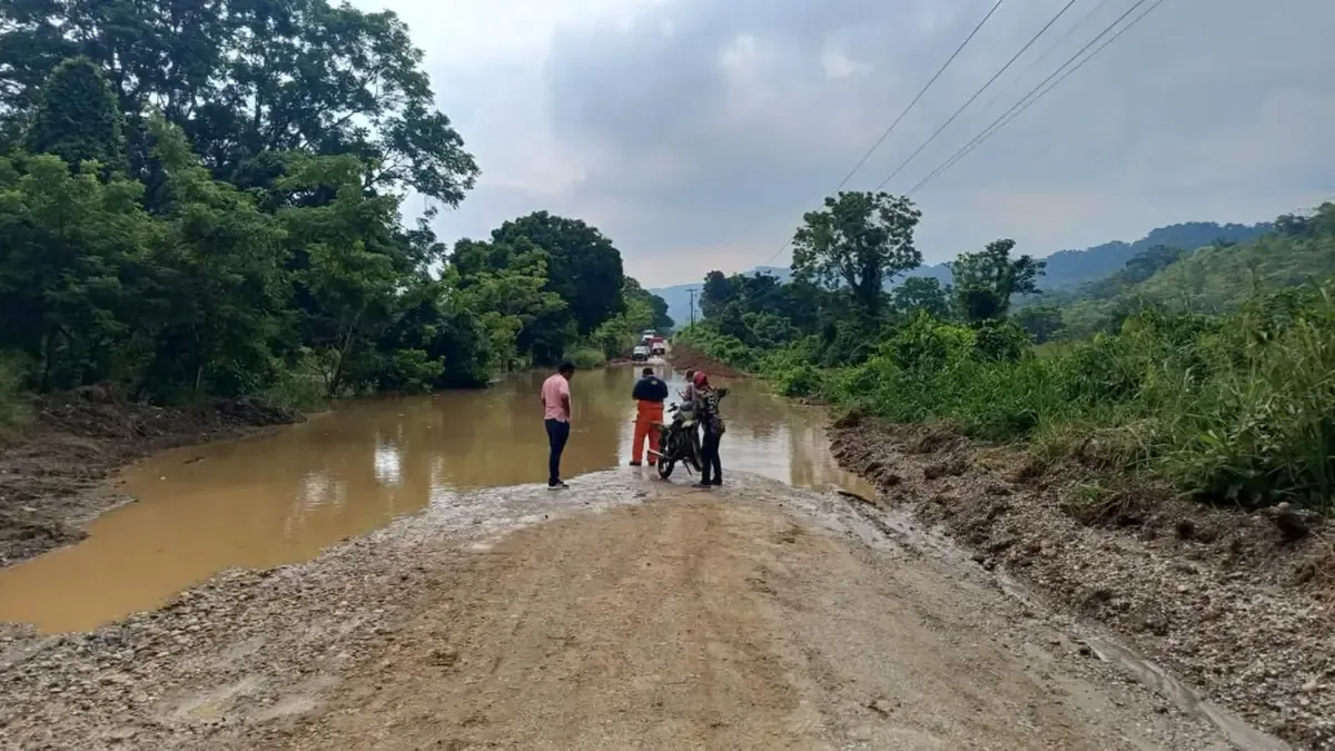 La crecida de ríos y deslaves en Veracruz amenazan la movilidad de comunidades afectadas.