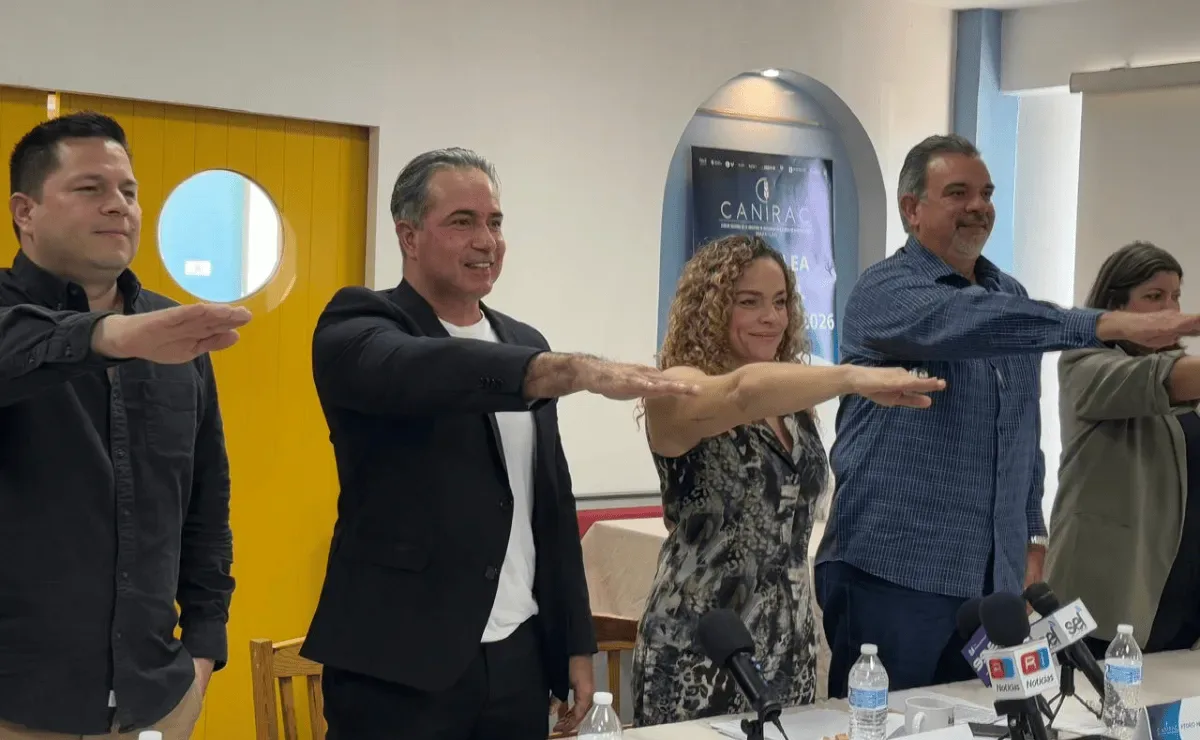 Rosa Cecilia Osuna Guerrero al asumir su cargo en la Canirac de Mazatlán.